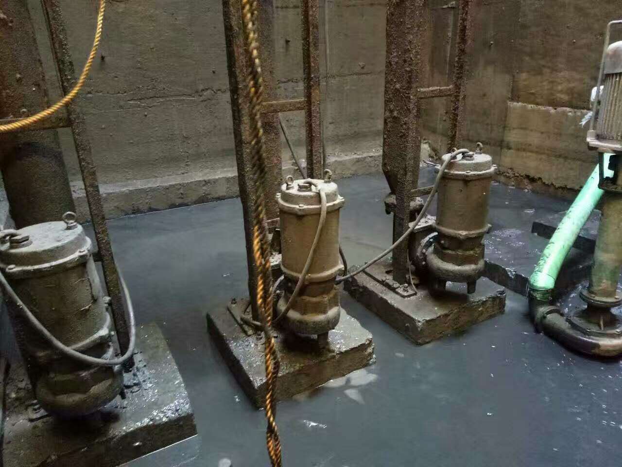 胡市镇污水池清理