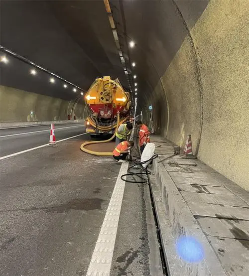 胡市镇隧道排水渠清淤